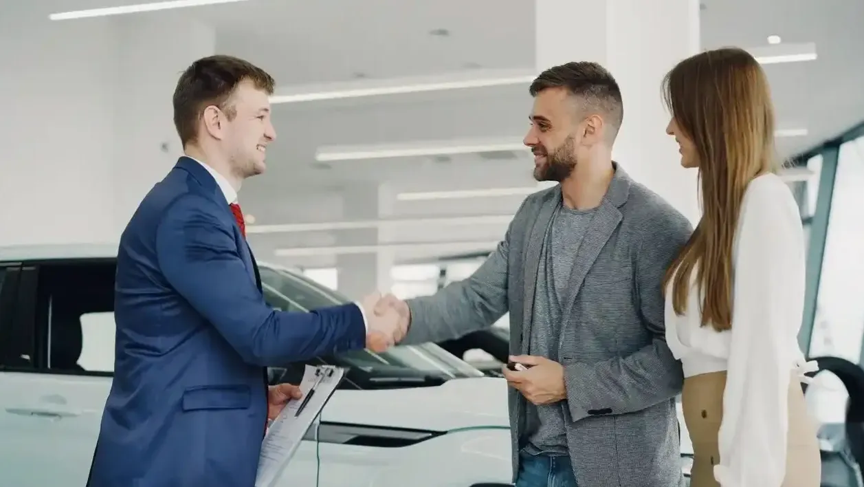 Motorolaj feltöltése friss olajjal
